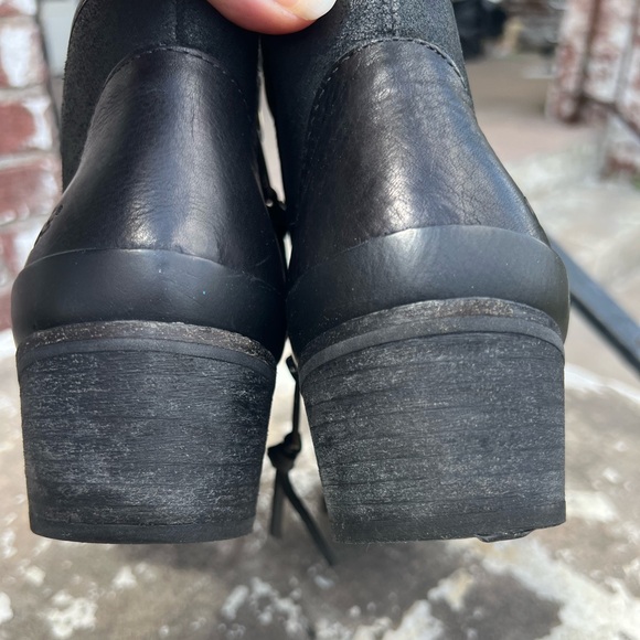 UGG Australia Womens Black Leather Ankle Boots Size 8 Booties 1.5" Heel Zip - Picture 5 of 13